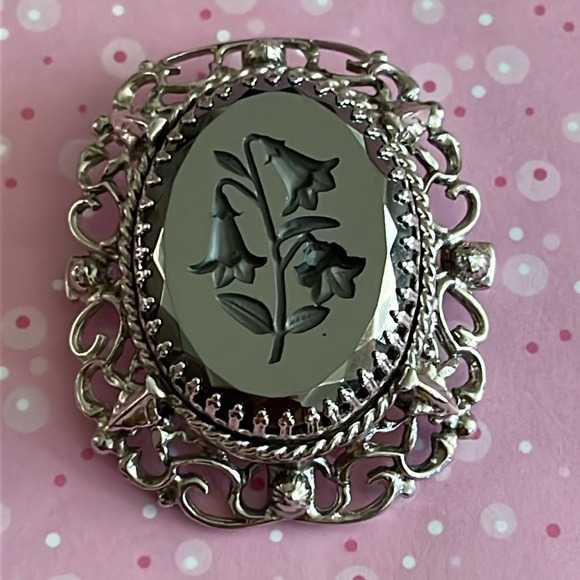 Vintage unsigned Whiting and Davis reverse intaglio silvertone filigree brooch - Picture 1 of 8
